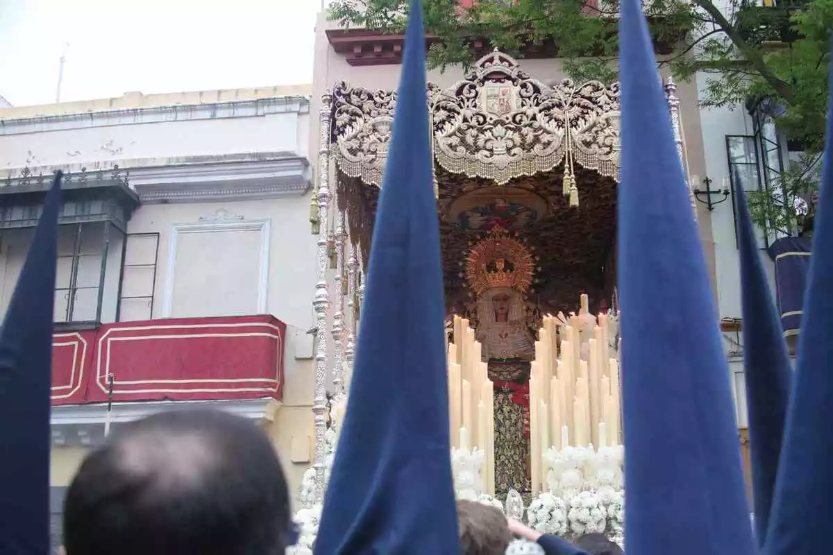 Una procesión en la ciudad de Sevilla