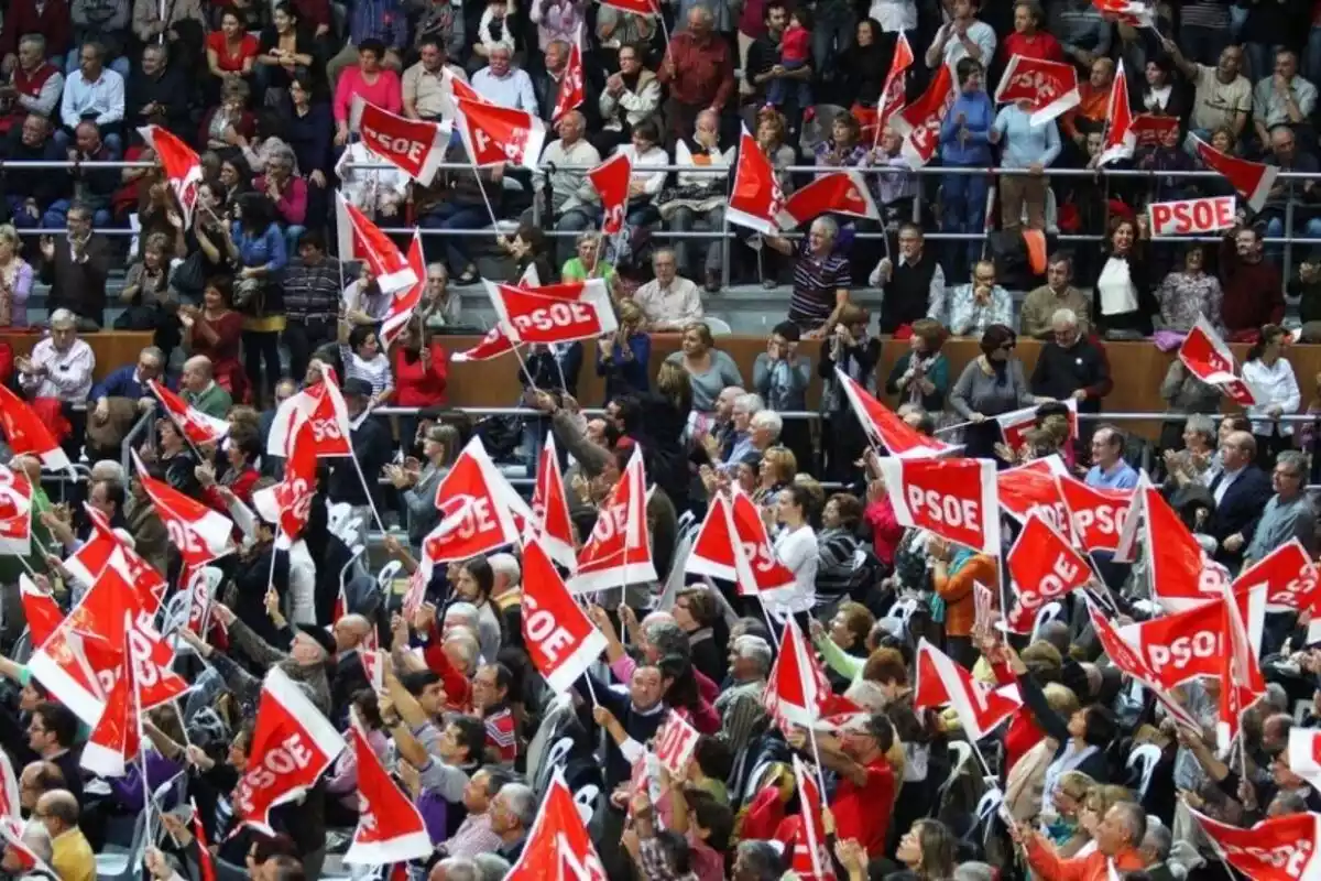 Banderas del PSOE ondeando en un mitin