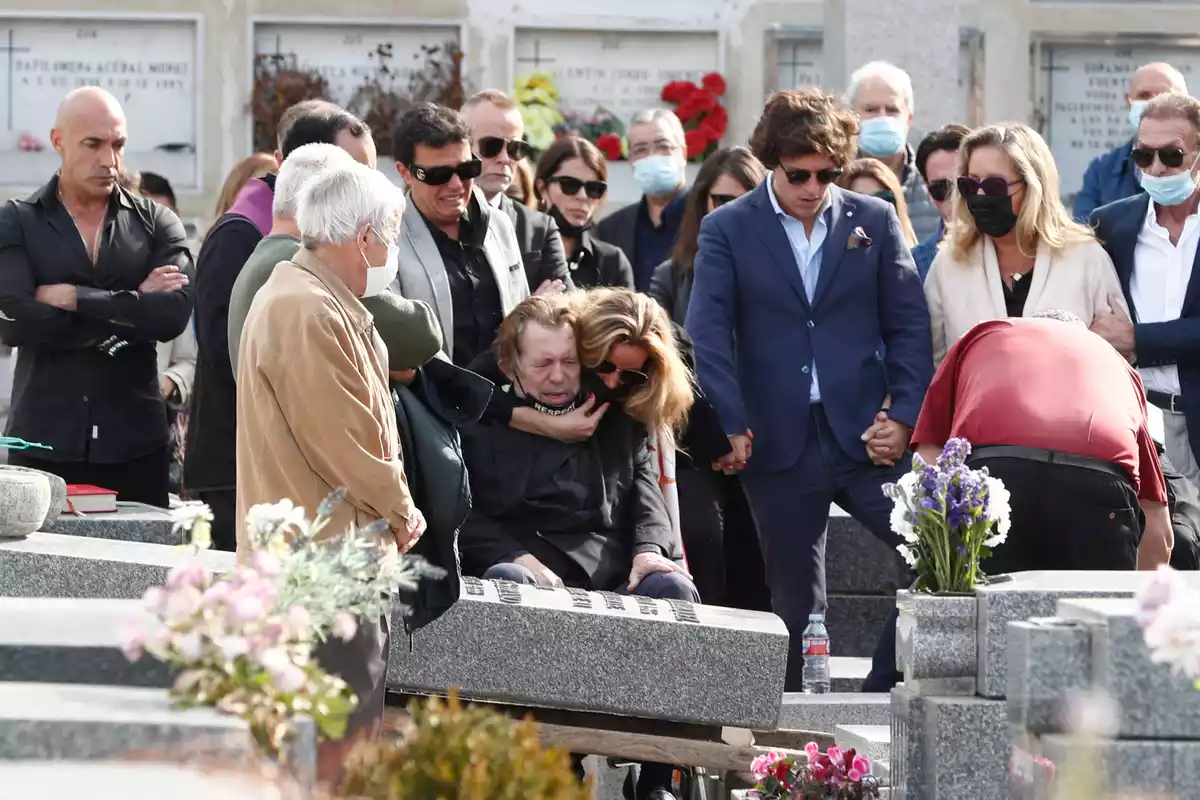 Familiares de Concha Márquez Piquer en su entierro en Madrid, el 20 de octubre del 2021