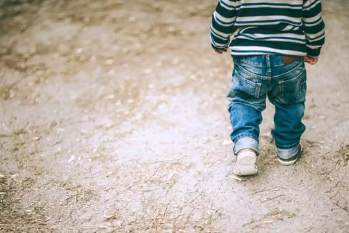 Foto de detalle de un niño pequeño caminando