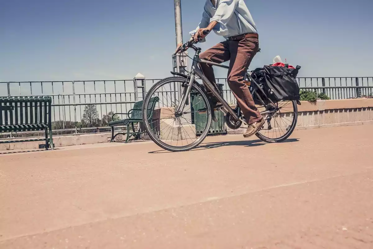 Imagen de archivo de una bicicleta circulando por la carretera