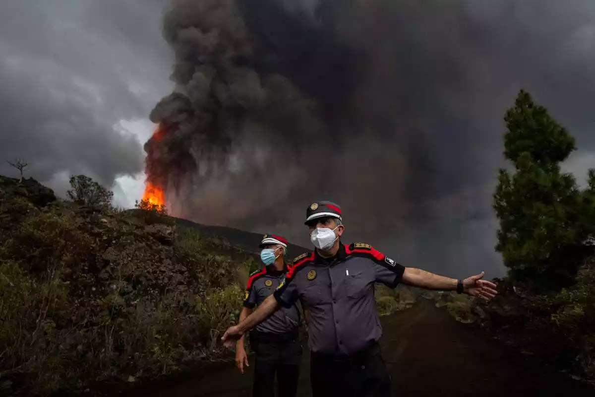 Imagen de los Bomberos de La Palma pidiendo a los vecinos que se marchen de una zona destrozada por un volcán