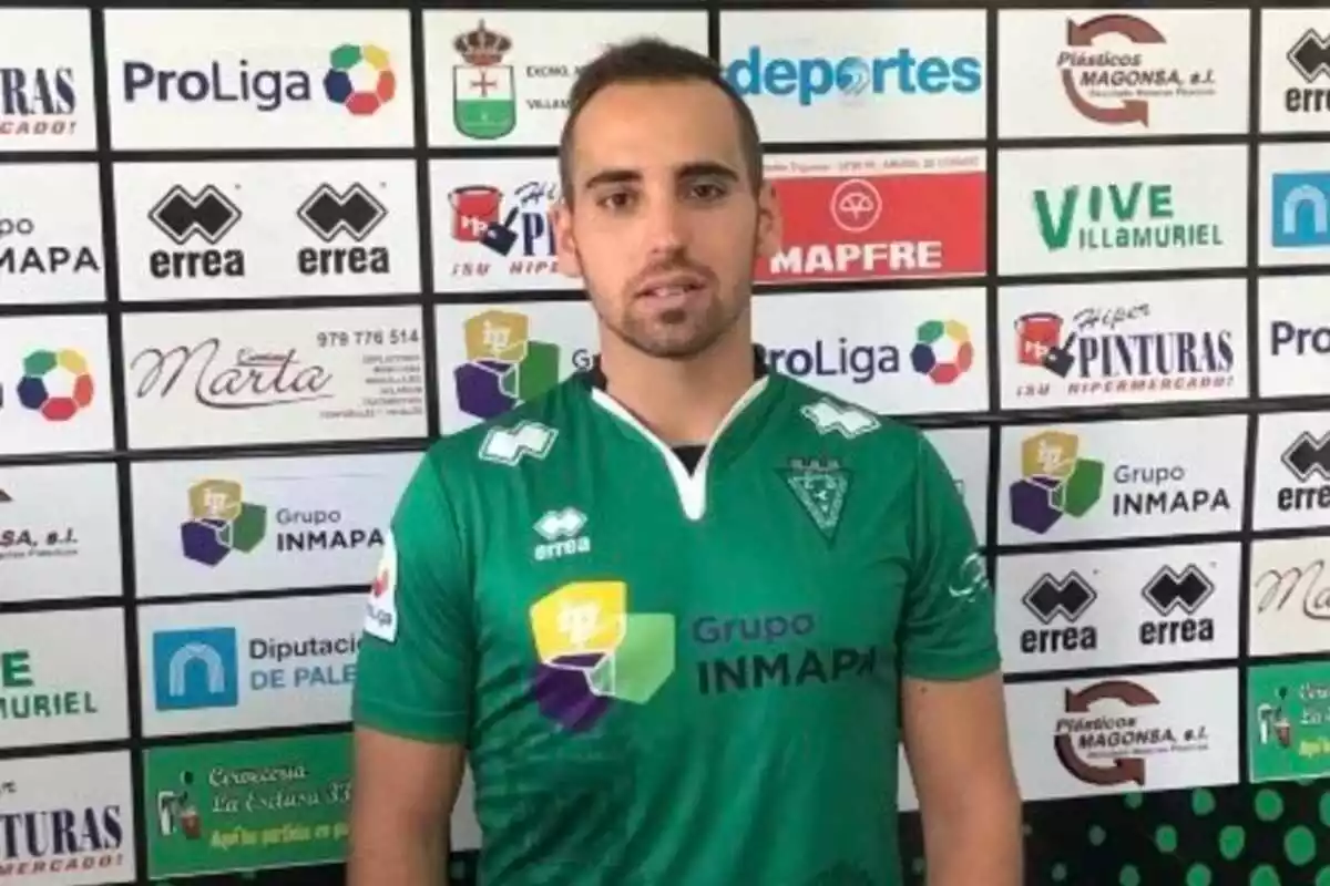 Imagen del militar y futbolista Andrés Martín, de 28 años, con la camiseta del CD Villamuriel