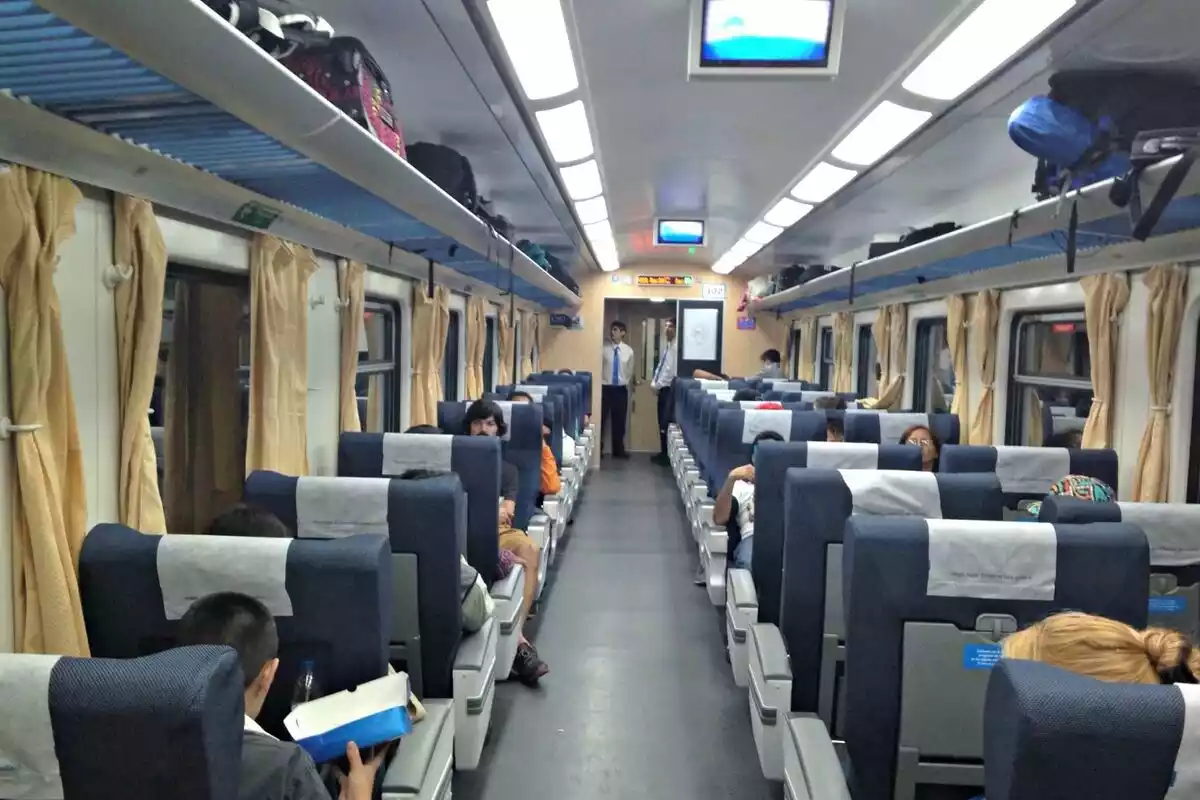 Imagen del vagón de un tren por dentro