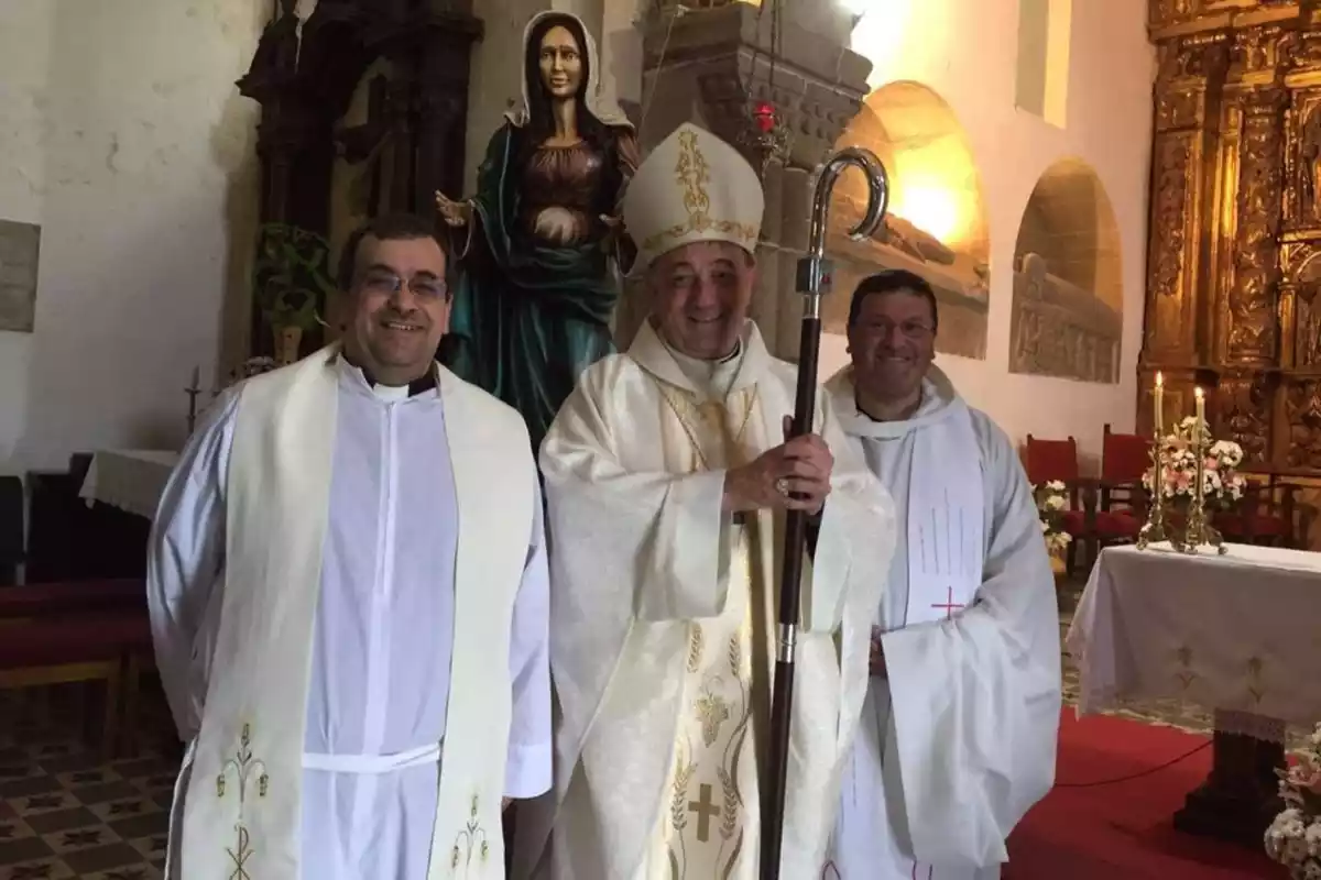 Javier Rodríguez Couce, a la derecha de la imagen, junto al anterior obispo de Mondoñedo-Ferrol