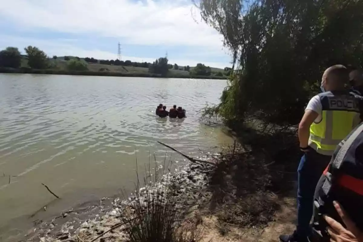 Rescate del cadáver en el río Guadalquivir