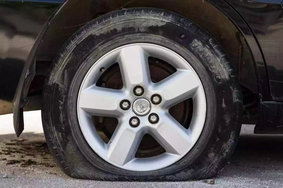 Una rueda de coche pinchada