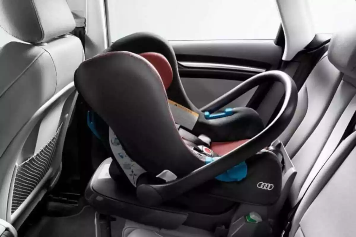 Una silla de coche para bebé