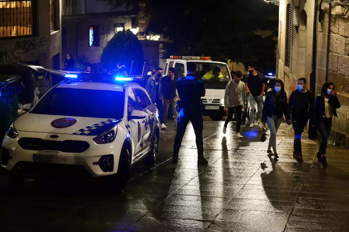 Varios jóvenes saliendo por una zona de bares con presencia policial en Ourense