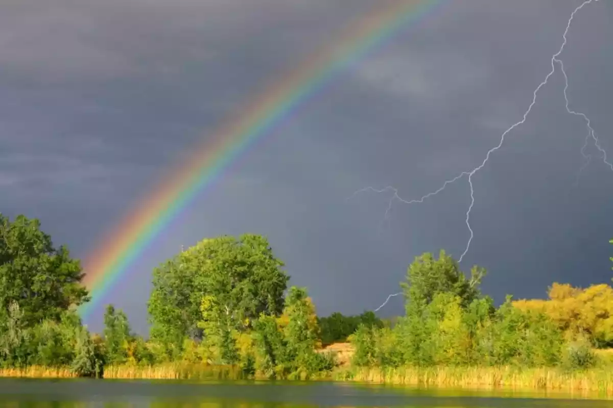 Imagen de un arcoíris y un rayo