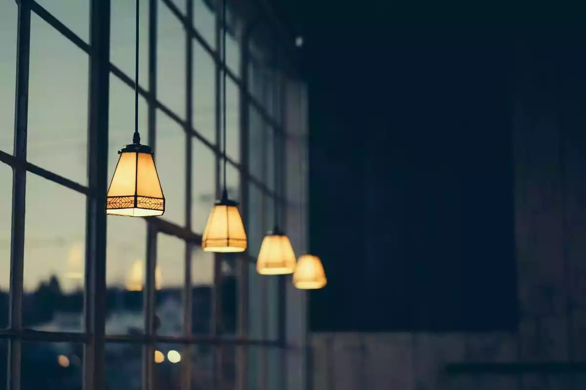Imagen de unas bombillas encendidas en un bar