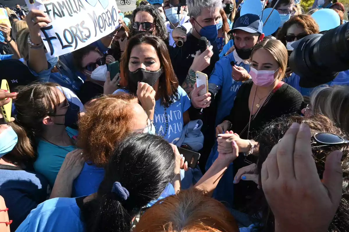 Olga Moreno y Rocío Flores en medio de los manifestantes de La Marea Azul