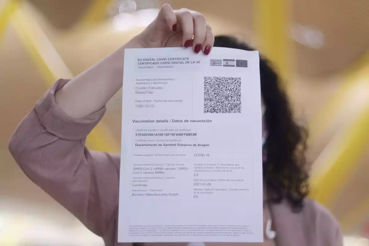 Una mujer muestra el certificado COVID Digital de la Unión Europea, durante el día en el que se pone en marcha para garantizar la movilidad segura ante la COVID19