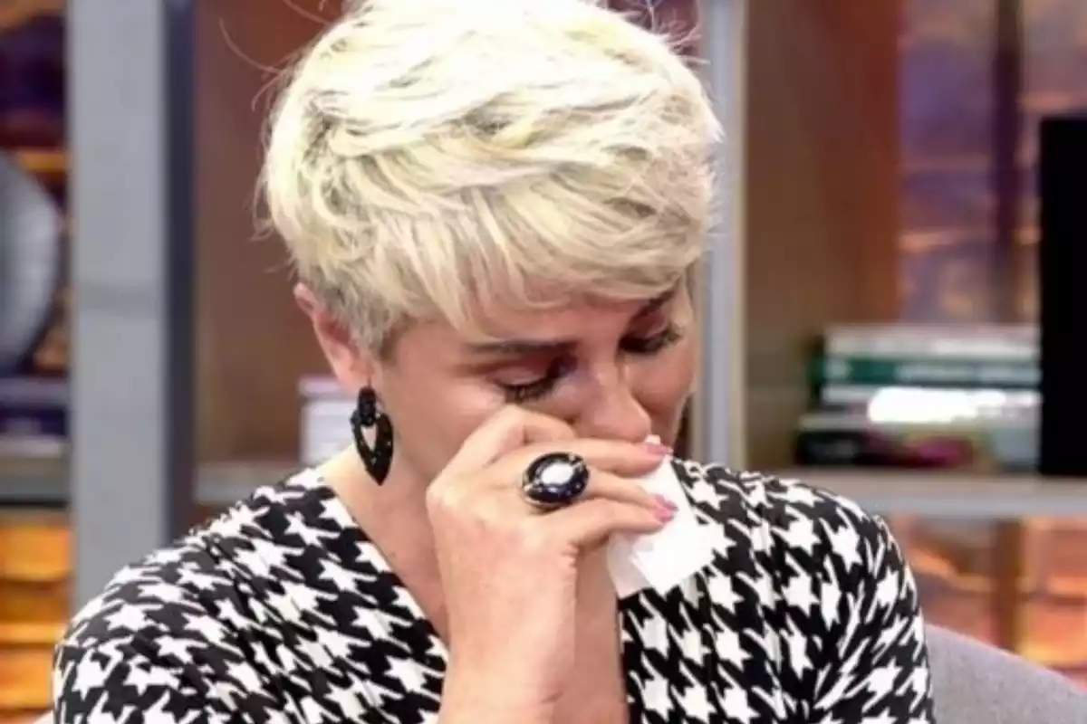 Ana María Aldón llorando en un plató de televisión