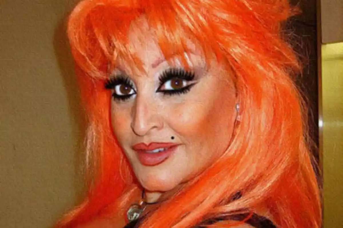 Aramís Fuster con una peluca naranja y los ojos muy maquillados