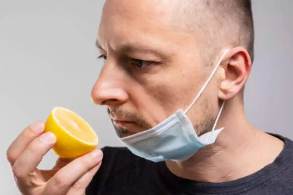 Imagen de un hombre oliendo un limón