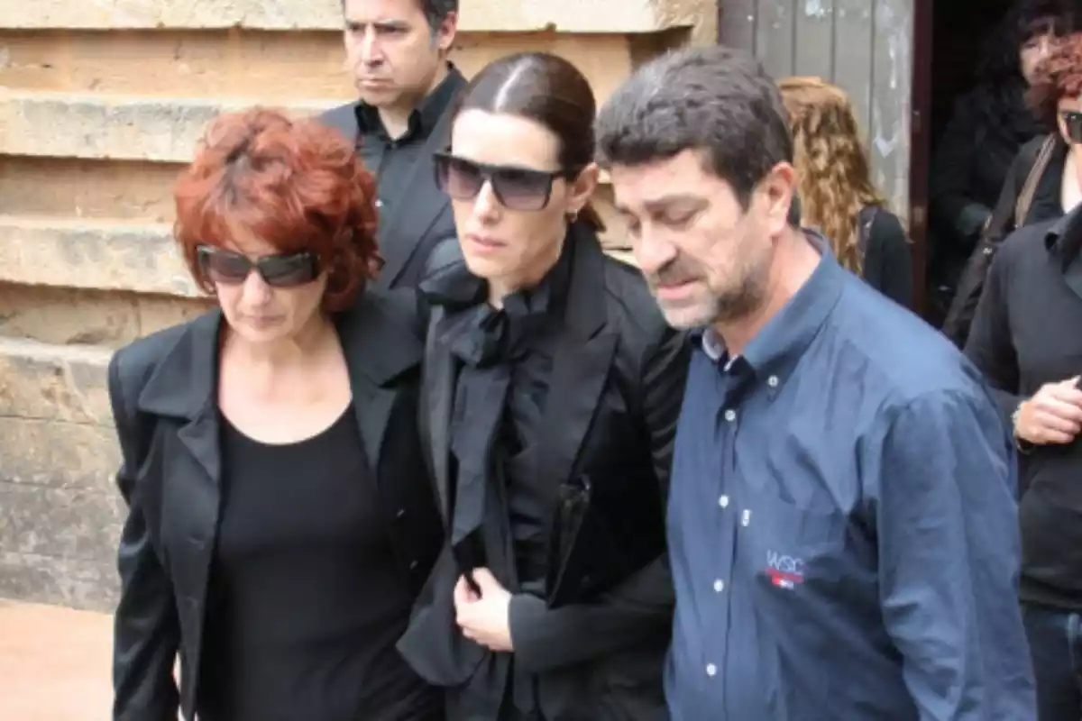 Raquel Sánchez Silva junto a Santina y Pippo, sus suegros, en el funeral por Mario Biondo