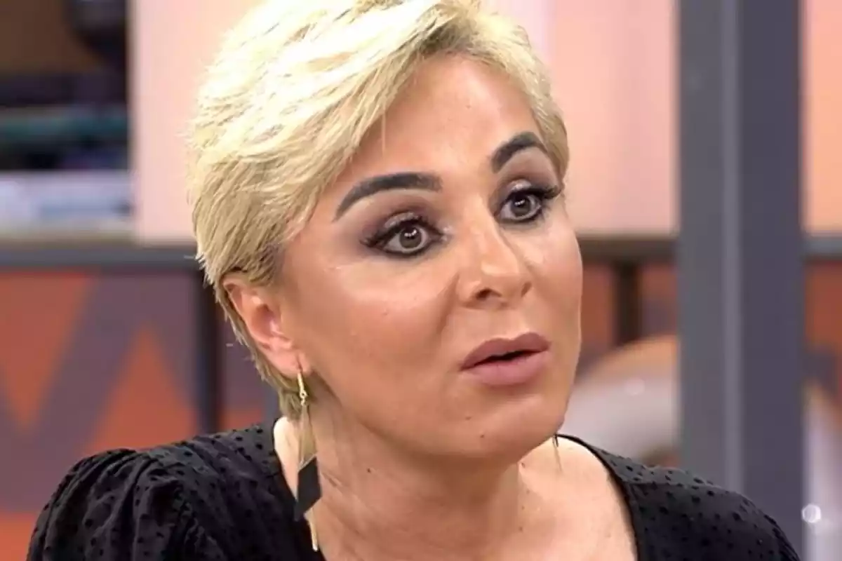 Ana María Aldón en un plató de televisión