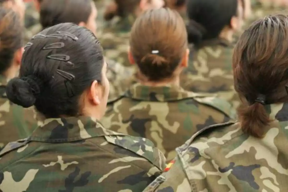 Foto de mujeres con el uniforme militar