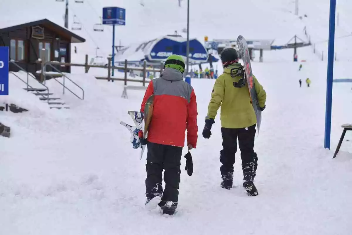 Imagen de dos esquiadores en la pista de esquí de Astún