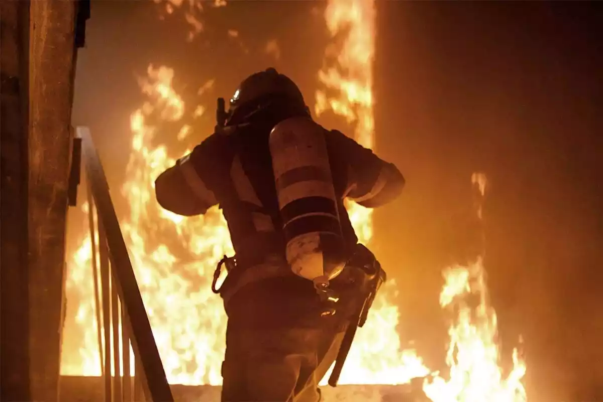 Un bombero en labores de extinción de un incendio