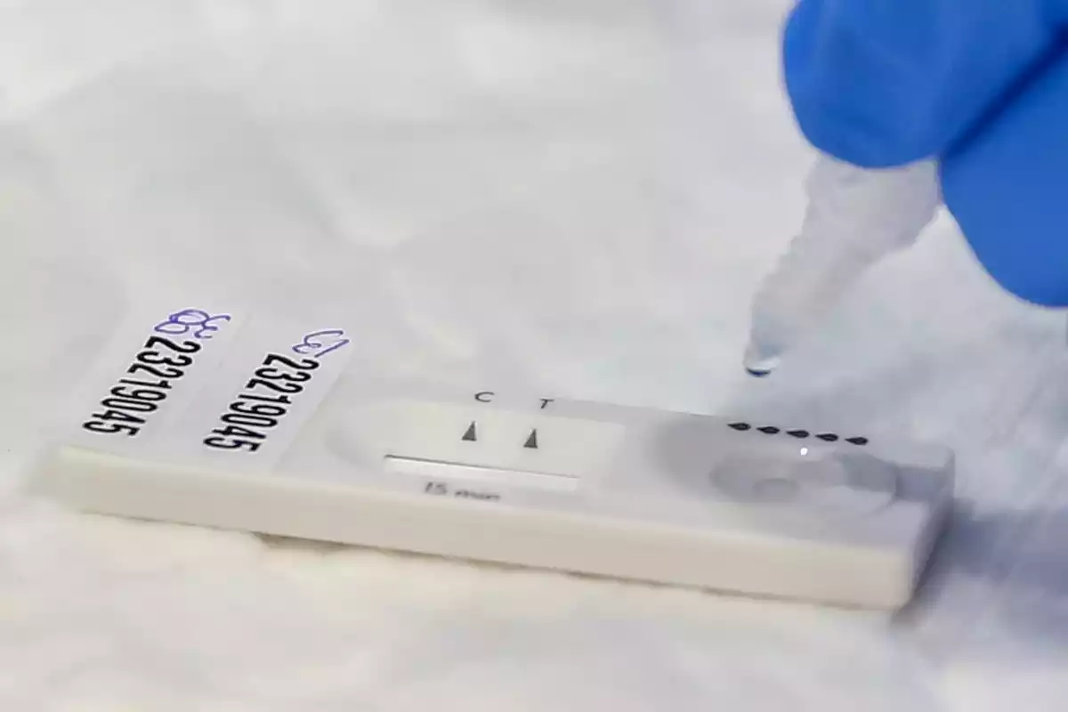 Una mano realizando un test de antígenos para diagnosticar coronavirus