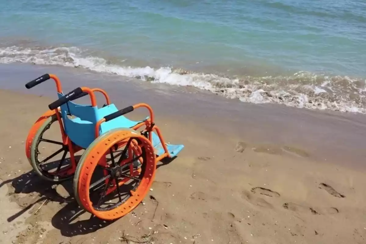 Una silla de ruedas en la playa