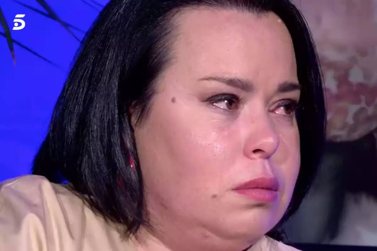 Almudena Martínez, conocida como Chiqui, llorando en un plató de Telecinco