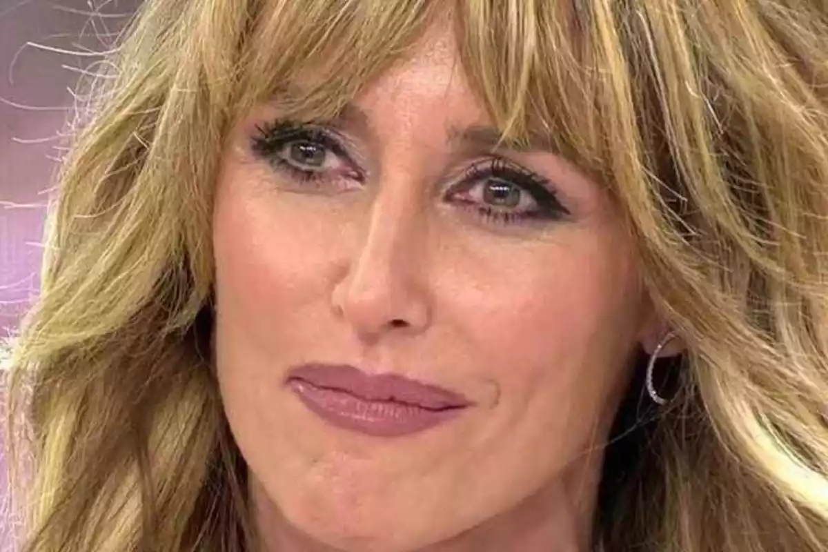 Emma García llorando en un plató de Telecinco