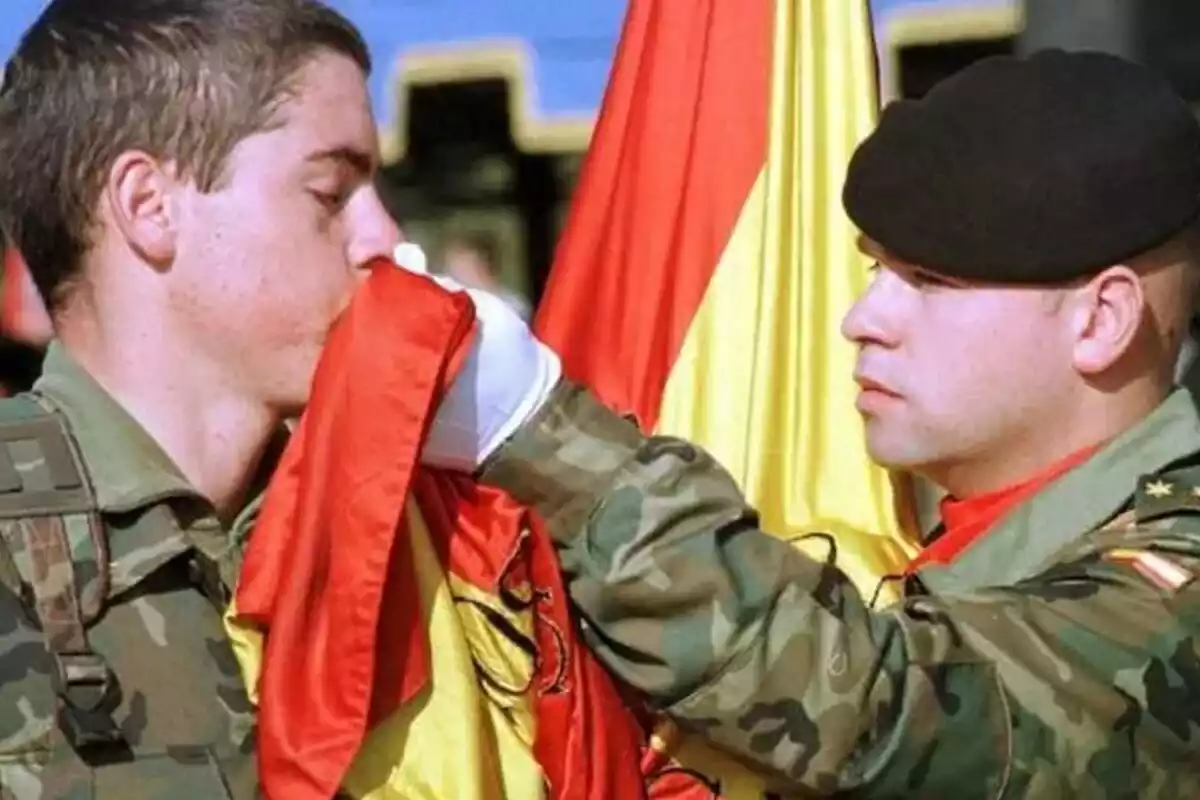 Foto de un soldado besando la bandera