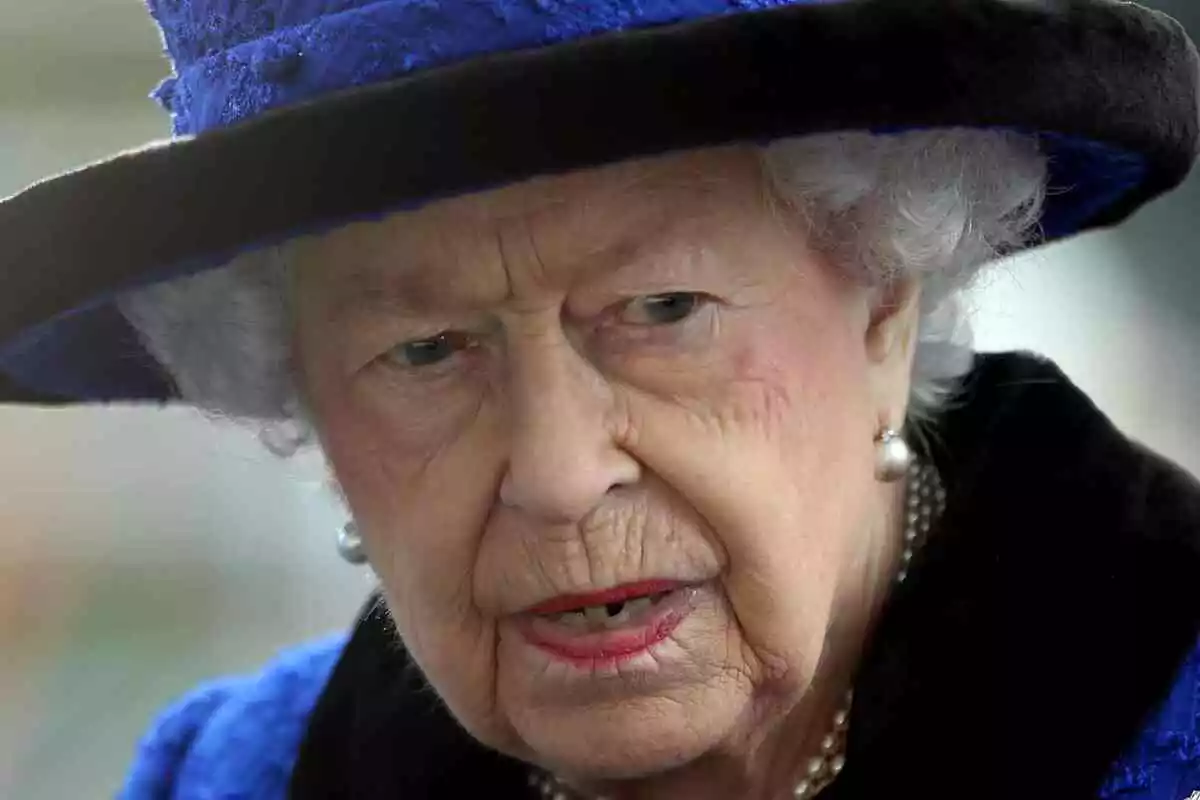 Imagen de la reina Isabel con el rostro serio