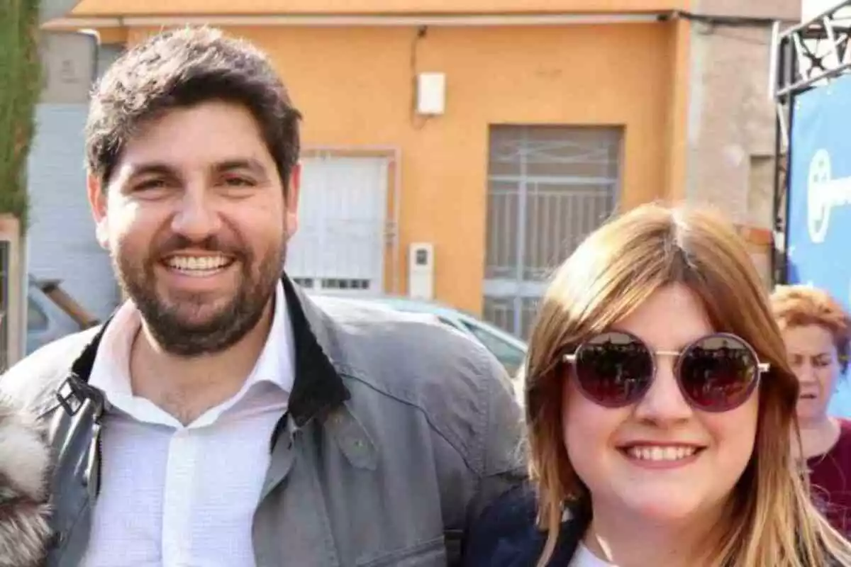 Imagen de María Isabel Ruiz junto al presidente de la Región de Murcia, Fernando López Miras