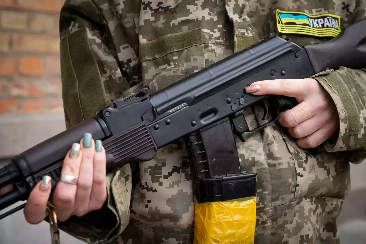 Un soldado ucraniando con un arma en las manos
