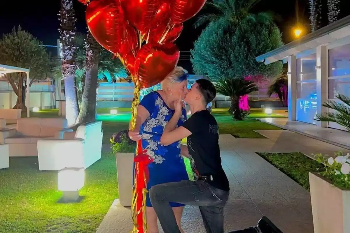 El joven de 19 años y su novia de 76 besándose.