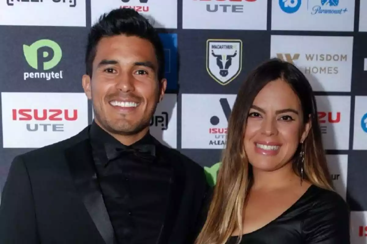 Foto del futbolista Ulises Dávila y su mujer, Lily