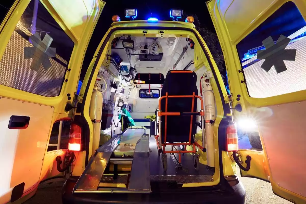 Imagen de una ambulancia abierta donde se aprecia el interior de ella