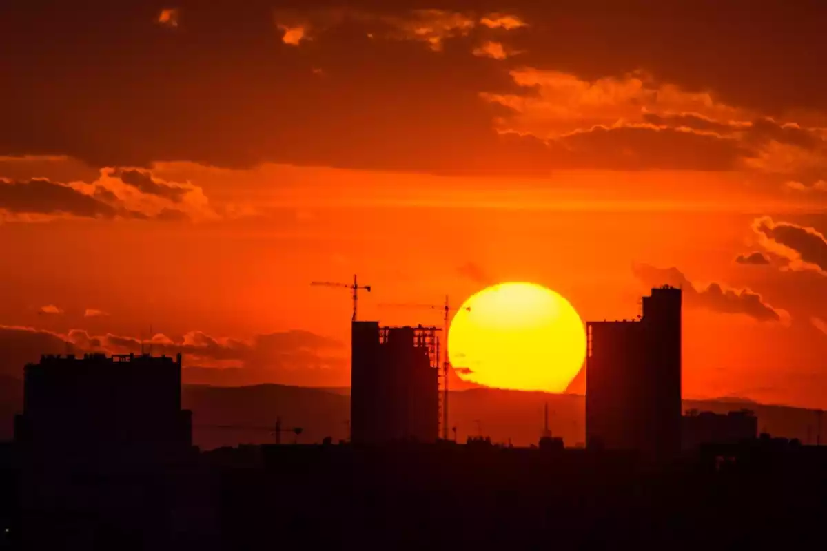 Imagen de una puesta de sol en Valencia