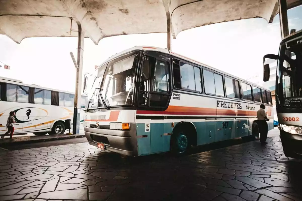 Foto de un autobús en una estación de autobuses