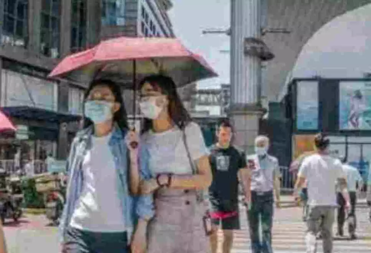 Personas paseando con mascarillas por las calles de Wuhan, origen de la pandemia