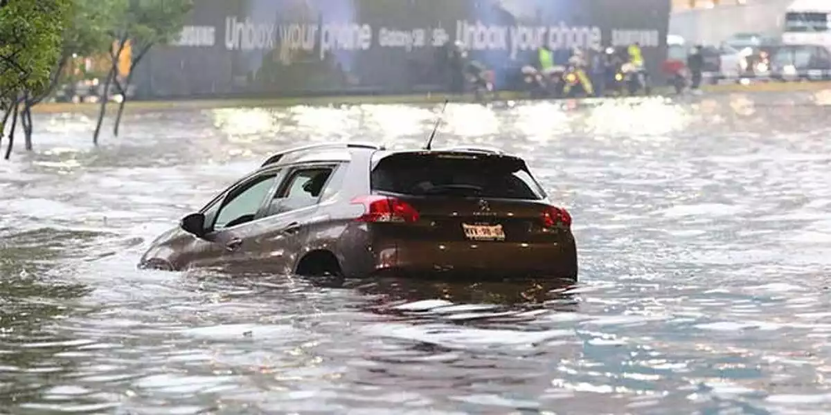 Imagen de un coche en una inundación