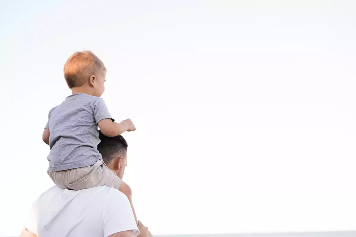 Imagen de un hombre con un niño pequeño a hombros