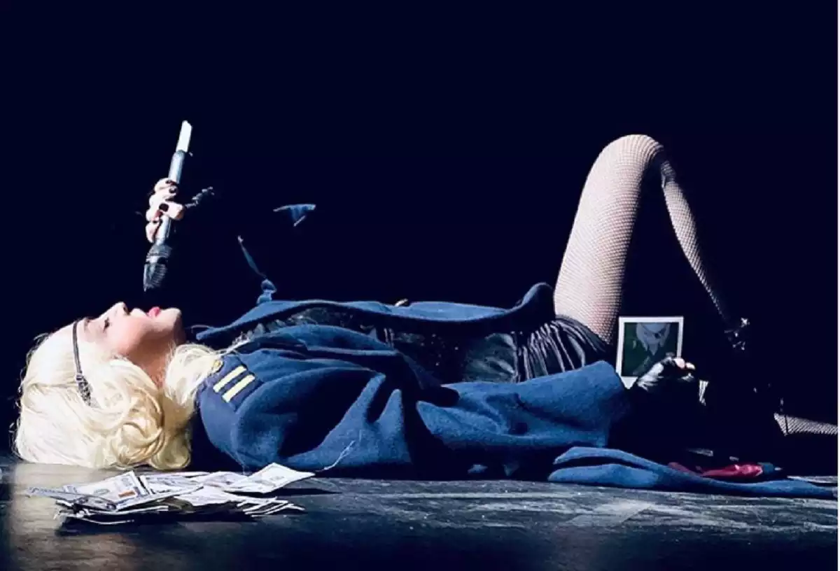 Madonna en el suelo del escenario de uno de los conciertos de la gira 'Madame X Tour'
