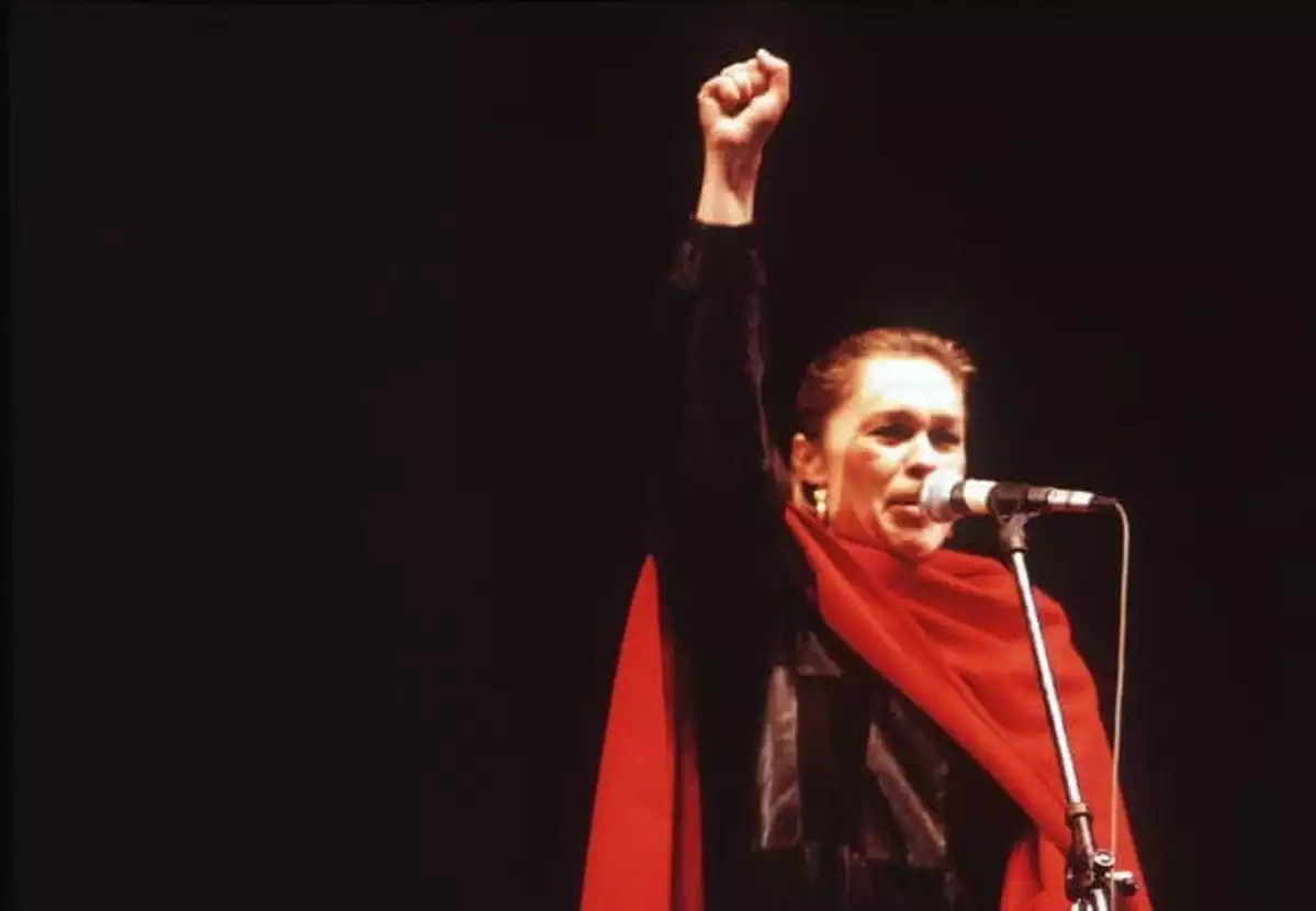 La actriz Marisol en un concierto levantando el puño
