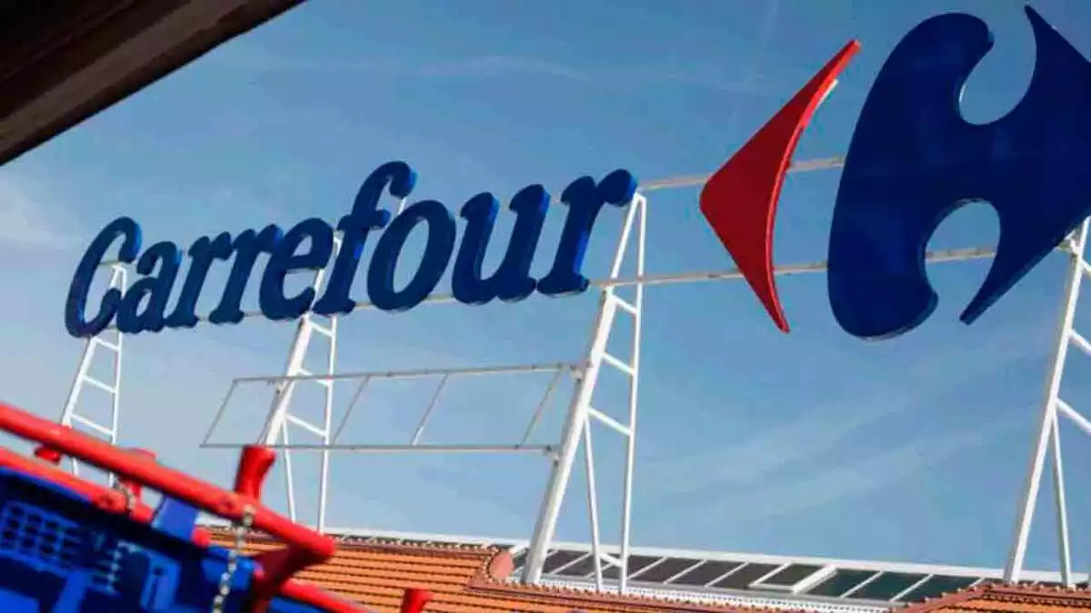 Rótulo en el exterior de el logo de Carrefour