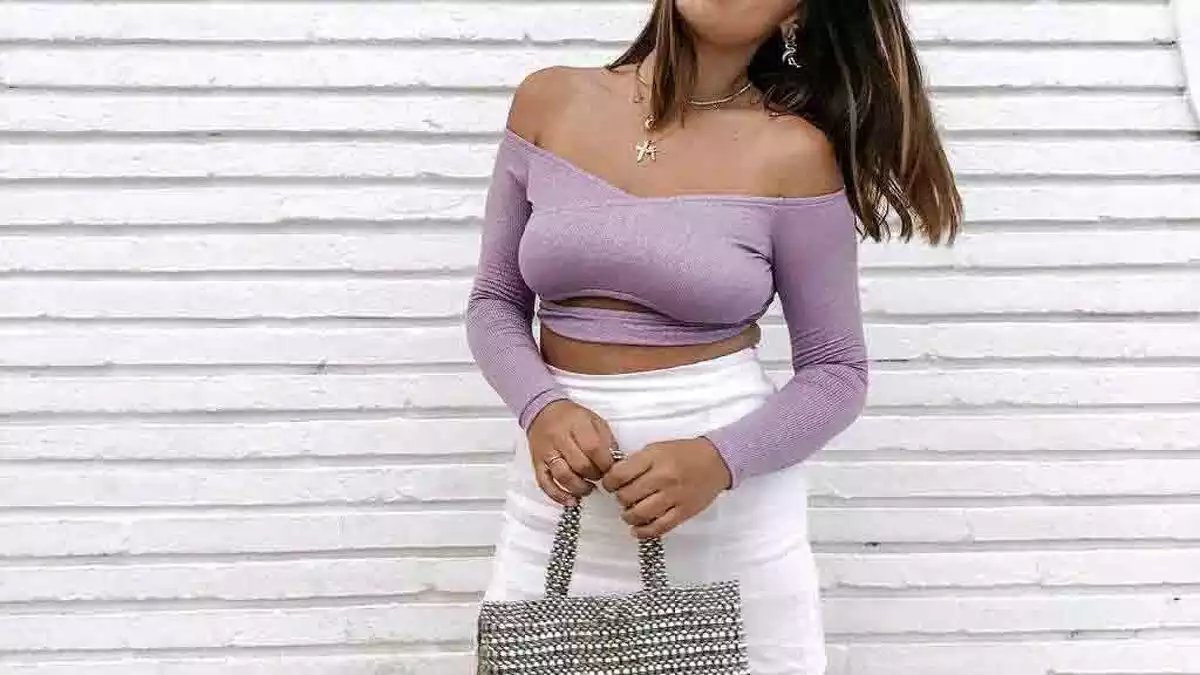 Posado de la influencer Dulceida en Instagram, con top lila y falda blanca