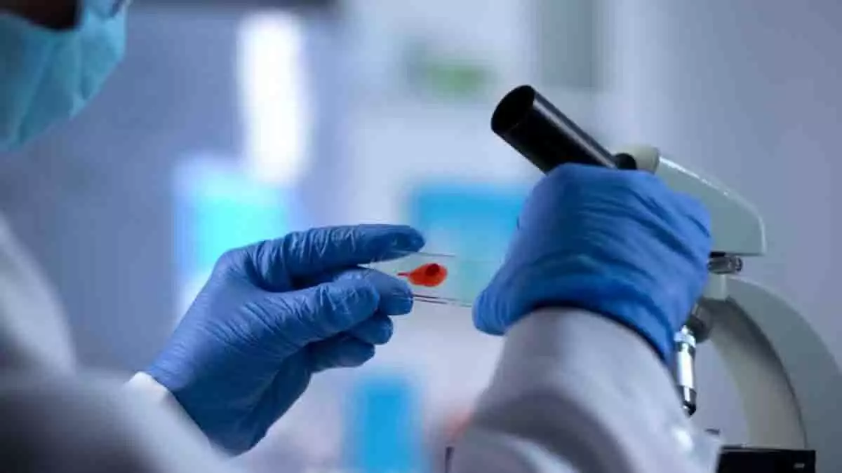 Científico sosteniendo una muestra de sangre