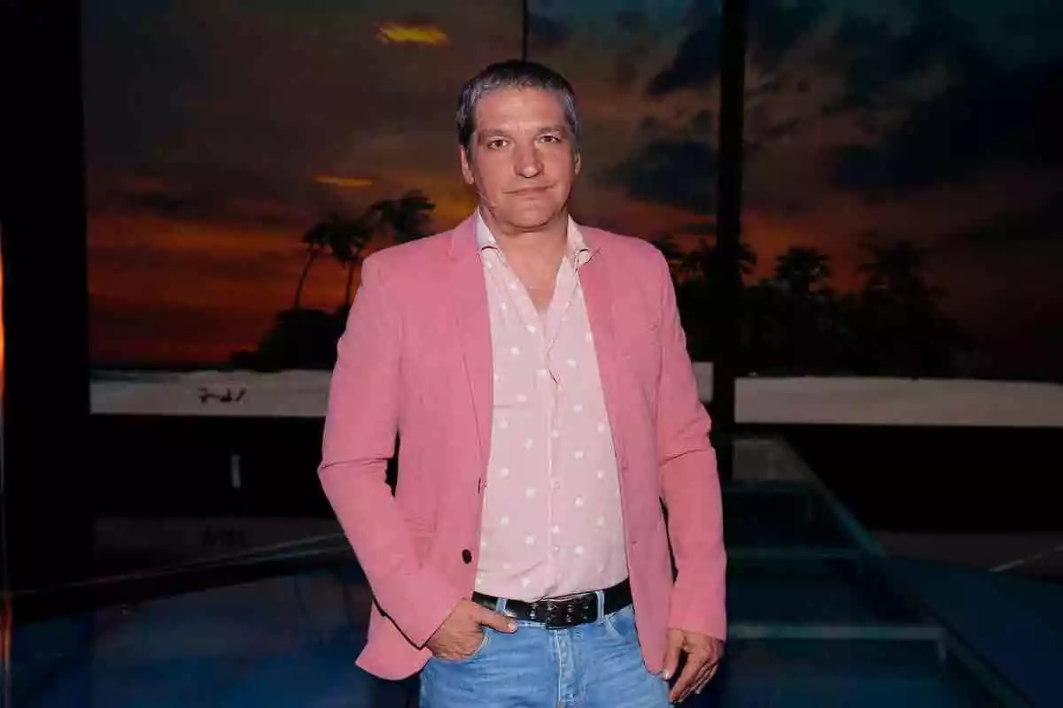 Gustavo González posando con una americana rosa