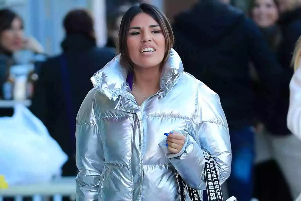 Isa Pantoja por la calle con una llamativa chaqueta