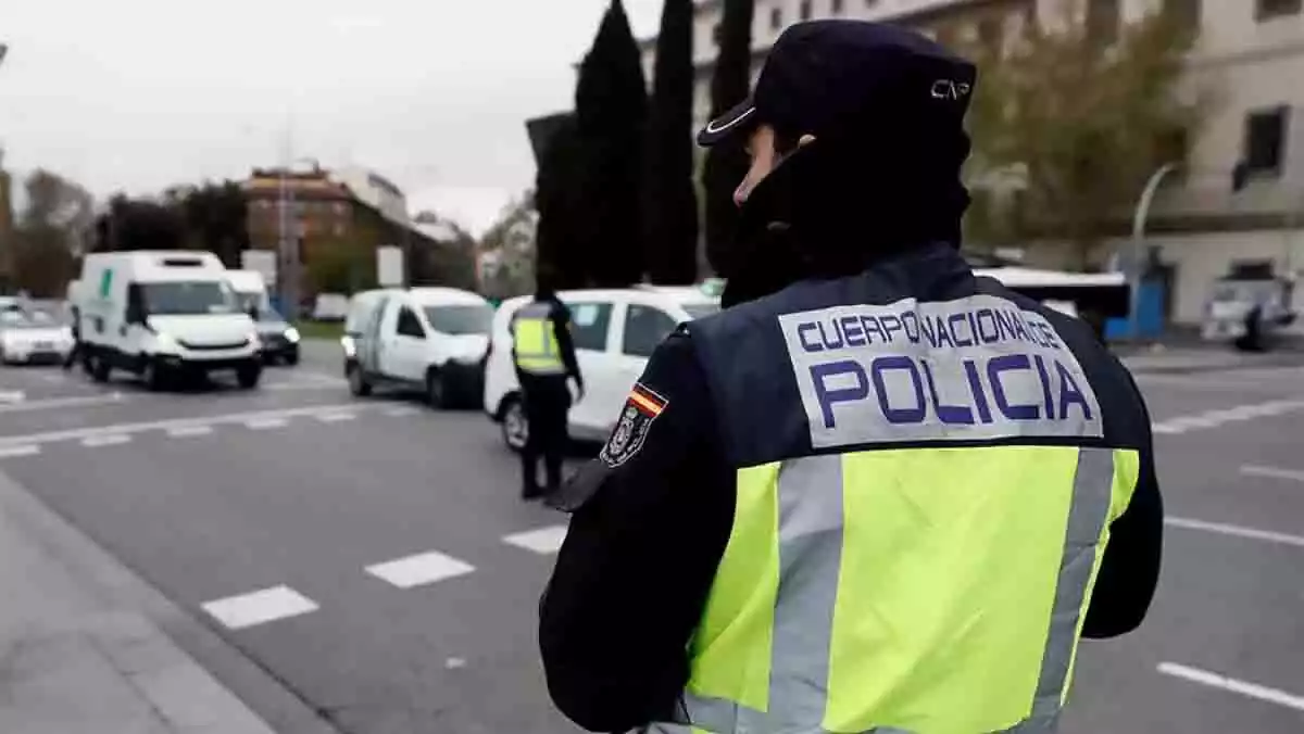 Policía pidiendo el permiso a un conductor en Madrid