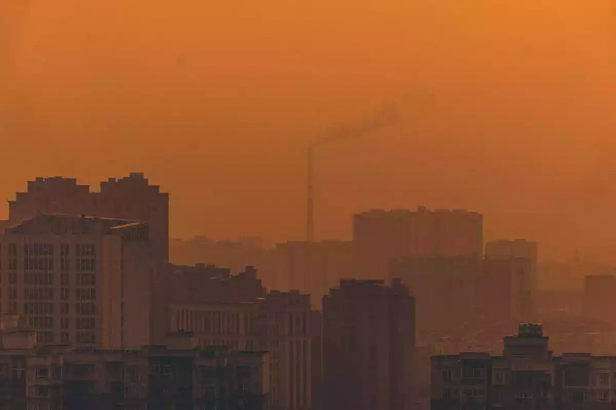 Imagen de una ciudad contaminada con el aire de color rojizo